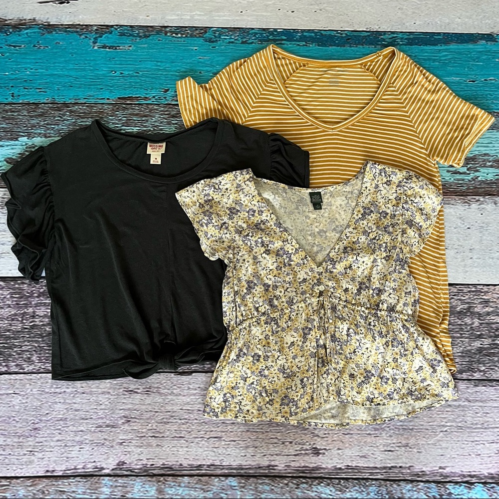 Bundle of Short Sleeve Shirts (3) Sizes Small to Medium (See Measurements)